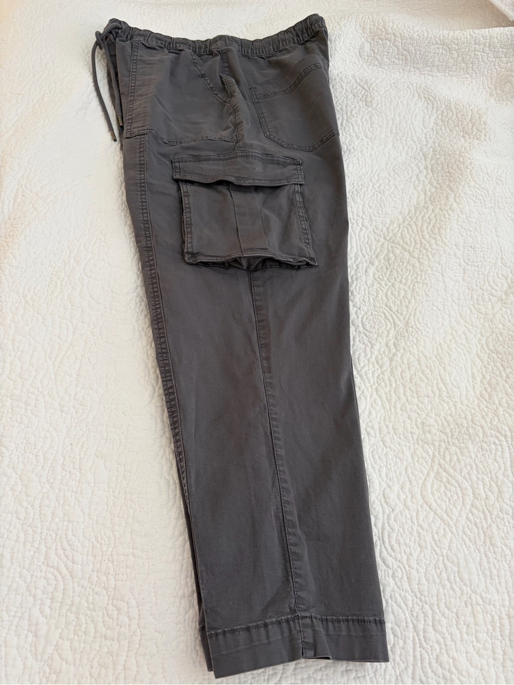Women’s high waisted Grey Cargo Pants size L